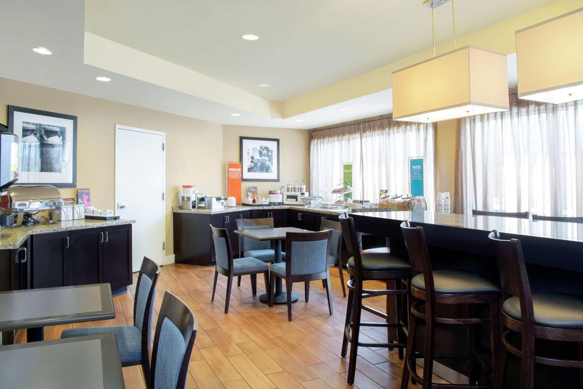 Hampton Inn Мерилвил Екстериор снимка
