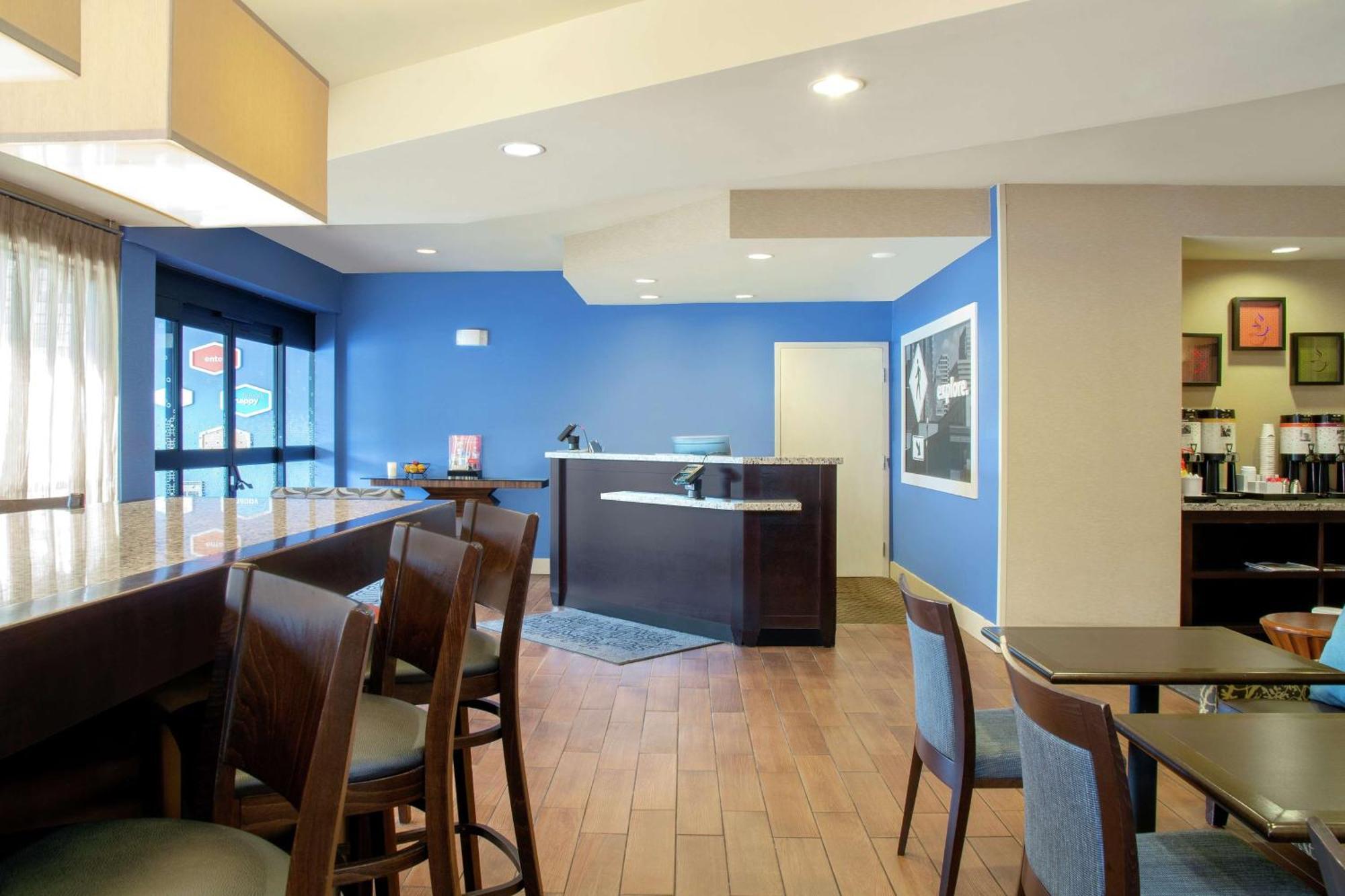 Hampton Inn Мерилвил Екстериор снимка