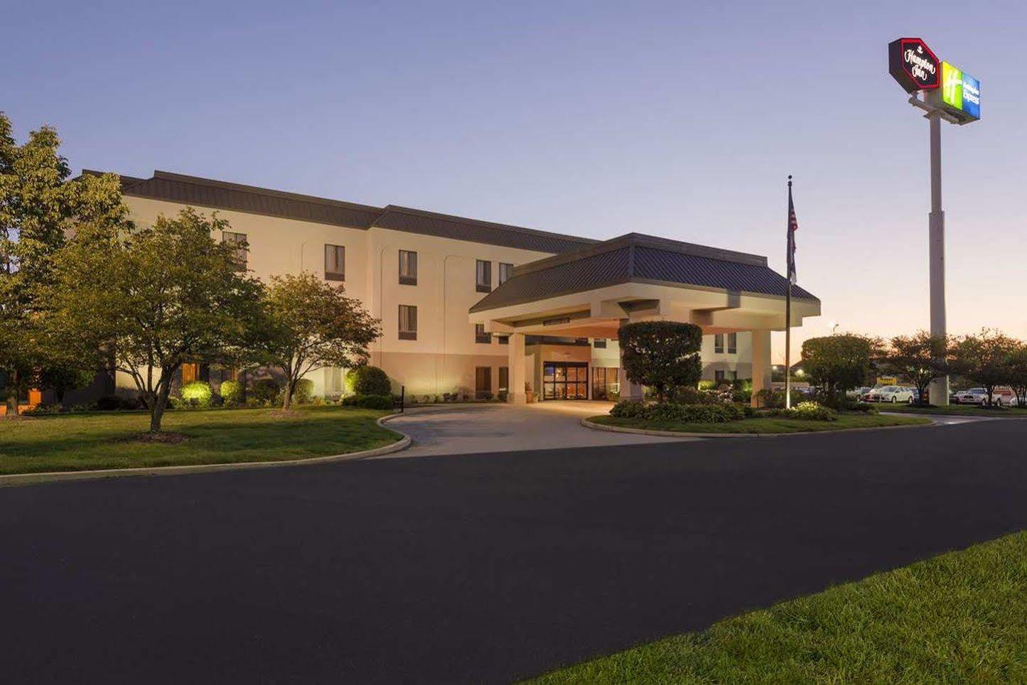 Hampton Inn Мерилвил Екстериор снимка